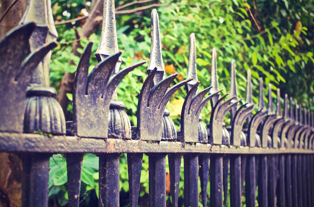 Aluminum spear-top fence